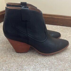 FRYE Reina Heeled Western Ankle Bootie in BLK Leather